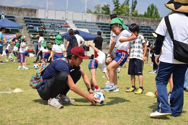 キッズサッカー交流大会の様子の写真1