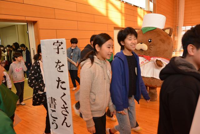 体育館の入り口で子どもたちを出迎えているやはたいぬの写真
