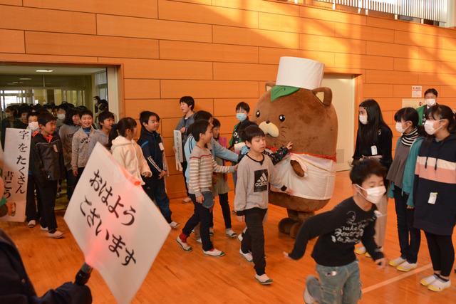 体育館の入り口で子どもたちを出迎えているやはたいぬの写真
