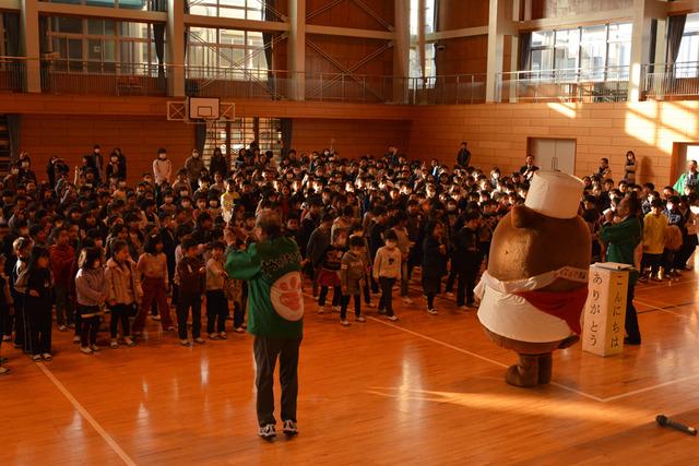 並ぶ児童たちを前に、舞台上に上がっているやはたいぬの写真