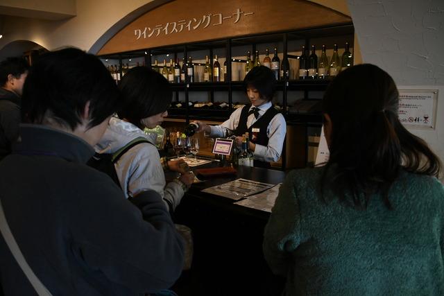 ワインテイスティングコーナーの前の人たちの写真