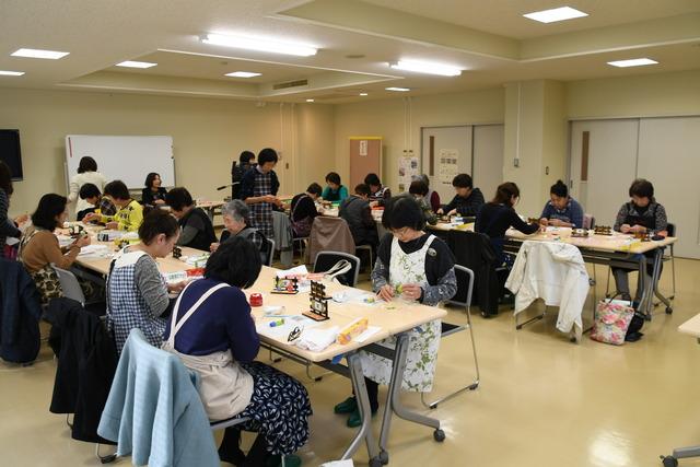 「亥(いのしし)」を樹脂粘土を使って作成する講座たくさんの人が机で作業をしている写真