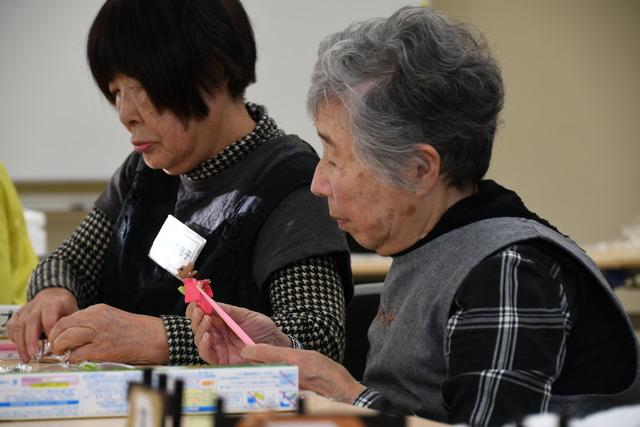 完成に近い亥を手に取っている女性の写真