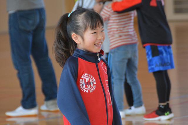 ポニーテールの女の子が笑っている写真