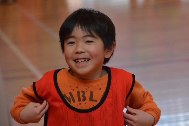 男の子が楽しそうに笑っている写真