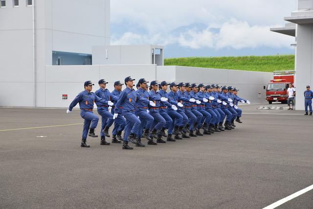 (写真)訓練礼式で横一列で行進する団員