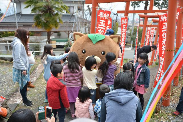 子どもたちと交流するやはたいぬの写真