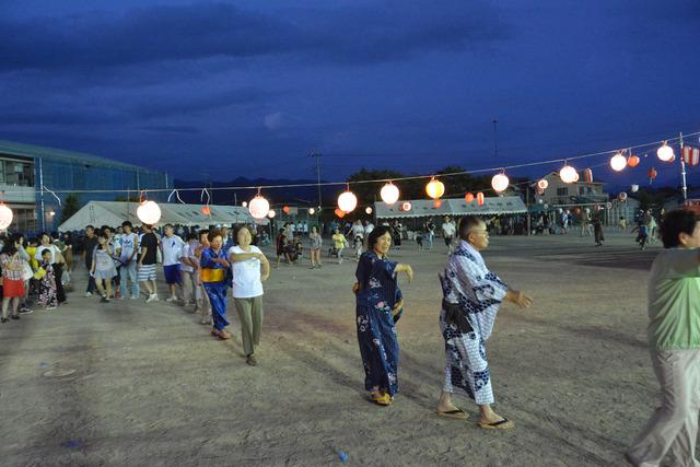 (写真)盆踊りをする人たち