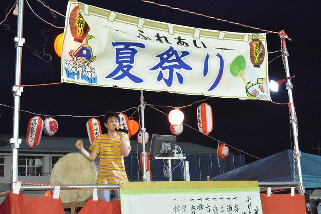 (写真)櫓でマイクを持つ男性