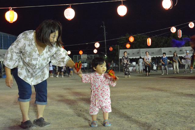 (写真)鳴子を持って楽しく踊る子ども