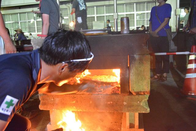 (写真)窯で丁寧に焼き上げる窯焼きピザ