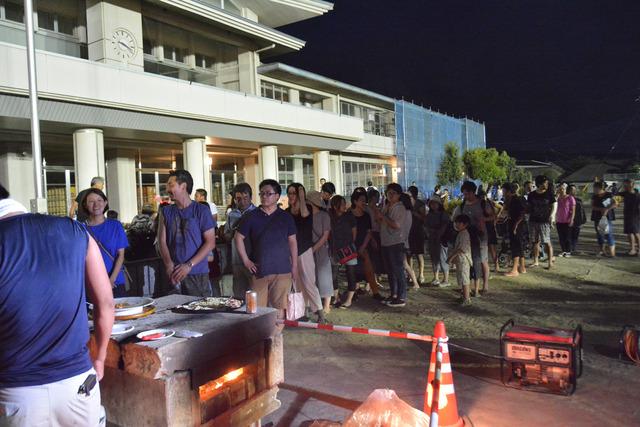 (写真)窯焼きピザを待つ長蛇の行列