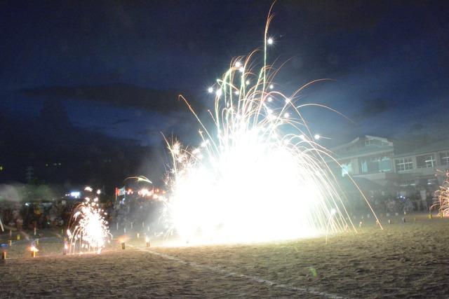 (写真)行程で行われた打ち上げ花火の様子