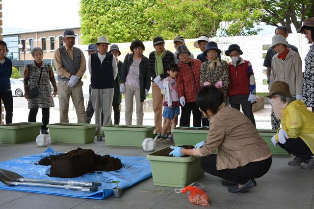 プランターに土を入れている写真
