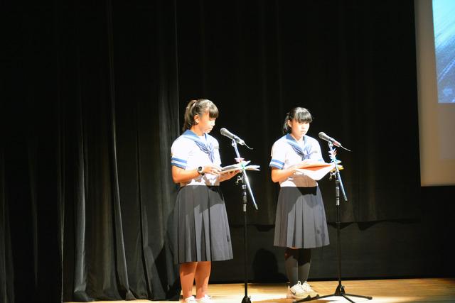 2人の学生が朗読をしている写真