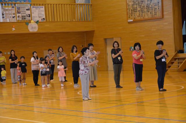 体育館で講習を受ける児童と保護者たちの写真