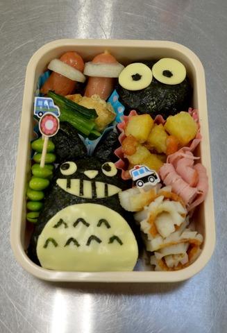 白い弁当箱に詰められた「トトロ」と「まっくろくろすけ」のキャラ弁の写真