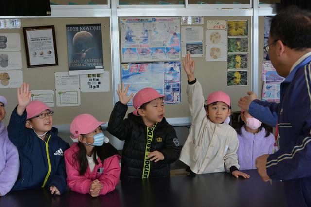 校舎等を見学し、先生に質問をする園児の写真