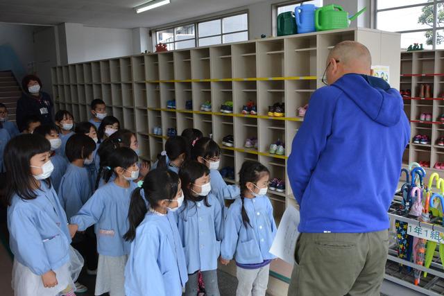 靴箱を見学する園児の写真