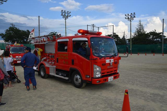 (写真)消防車に試乗体験をする人たち
