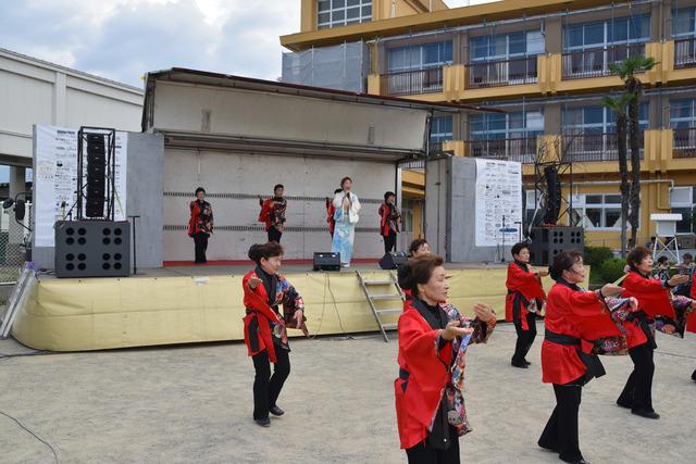 (写真)歌謡ショーで歌に合わせて踊りを披露する様子