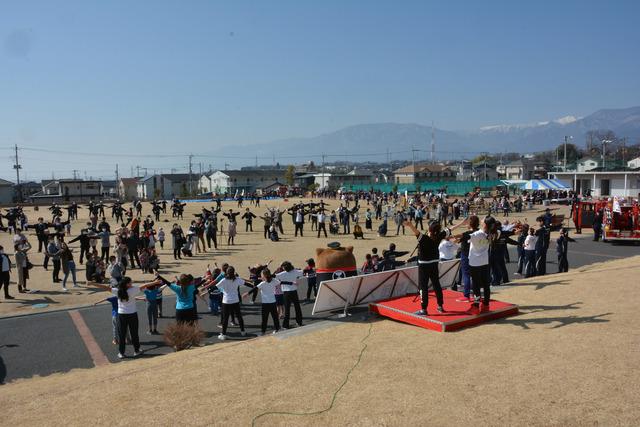 島上条公園にて参加者全員がラジオ体操の両手をあげている写真