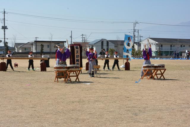 島上条公園にて幼稚園児たちが和太鼓などを叩いている写真