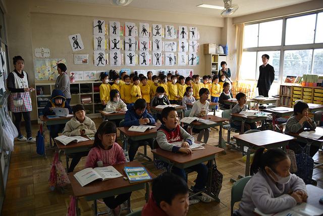 小学生の授業を席の後ろで見学する園児たちの写真