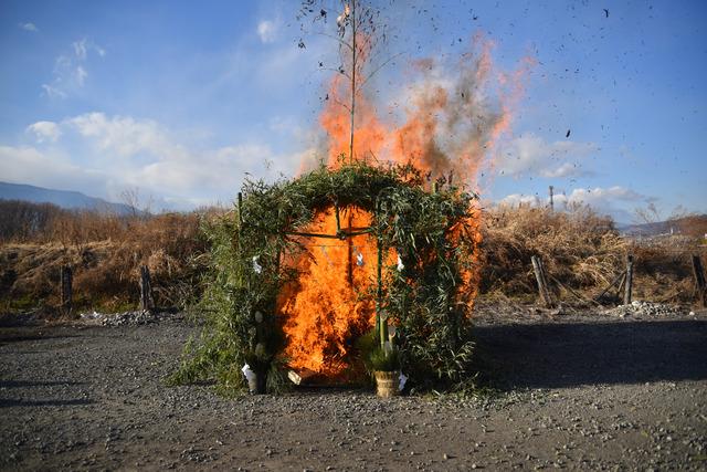 点火された「お小屋」が燃え上がっている写真