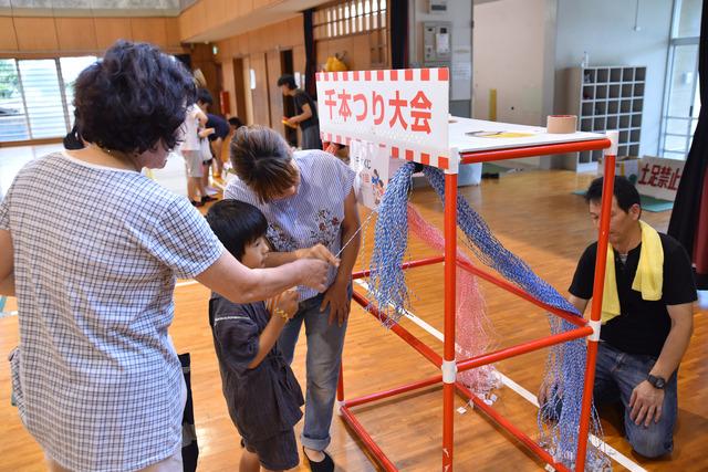 体育館の中で「千本つり大会」という手作りゲームをしている子どもの写真