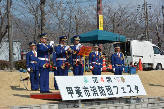 島上条公園にて甲斐市消防団の演奏の写真