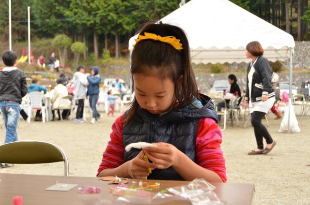 布をはさみで切っている女の子の写真