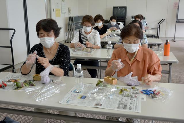 マスクをして作業を行う参加者の写真
