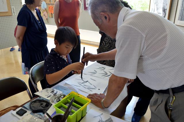 (写真)水墨画を体験をする子ども