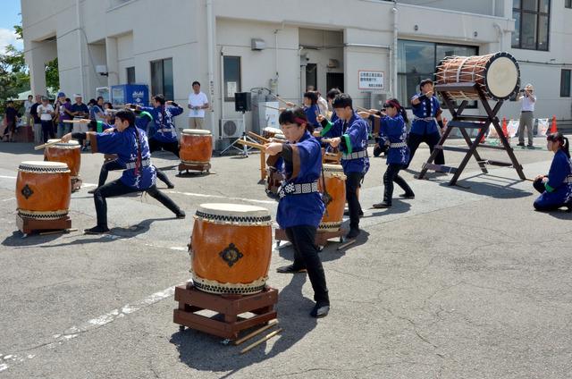 (写真)県立農林高校郷土芸能部による「黎明太鼓」の披露