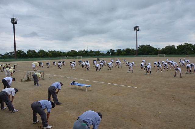 (写真)甲州弁ラジオ体操をする参加者