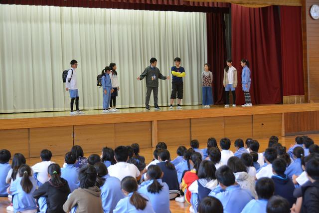 児童会があいさつの大切さを伝える劇を披露している写真