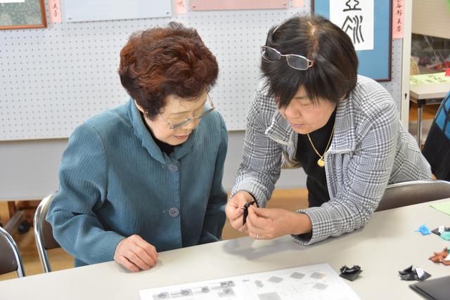 折り紙を教わる参加者の写真