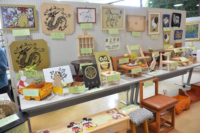 商工昨会による木工作品展示の写真