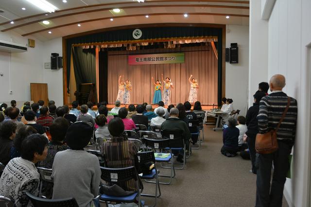 (写真)レフアによるフラダンスの舞台発表の様子