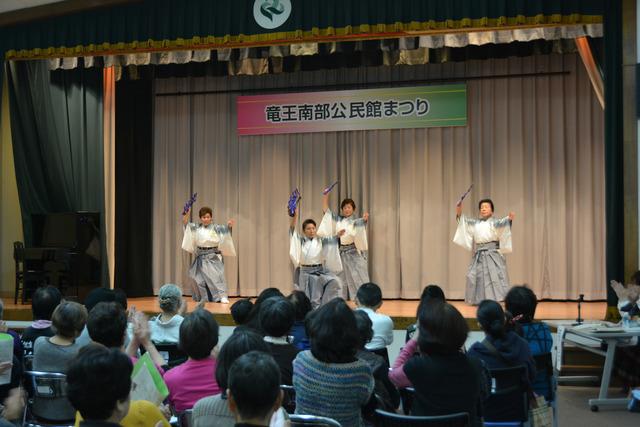(写真)雅会による舞踊の様子