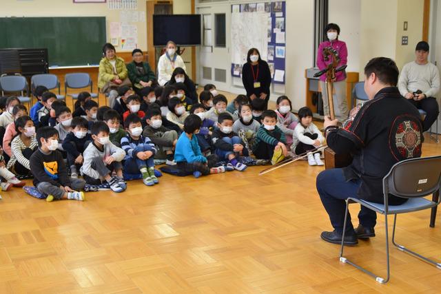 馬頭琴の演奏を聴いている児童たちの写真