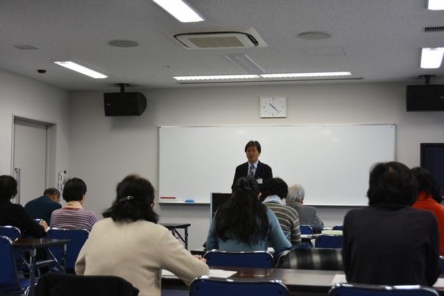 講座の会場で講師の話を聴いている参加者たちの写真