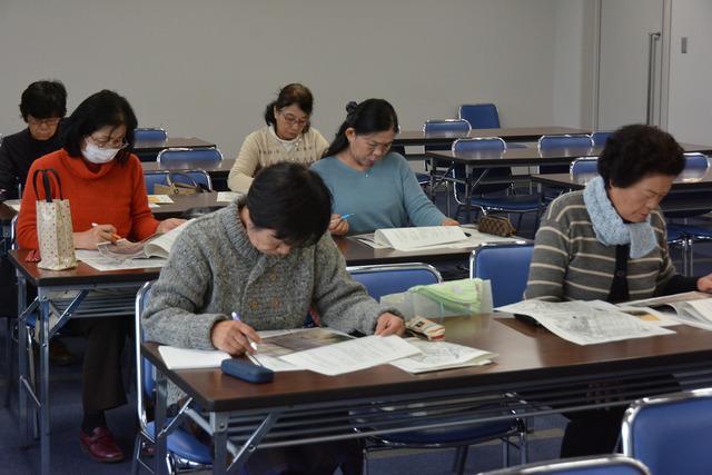 資料を見ながら講師の話を聴いている参加者たちの写真