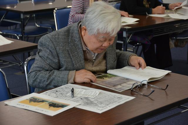 熱心に資料を読んでいる参加者の男性の写真