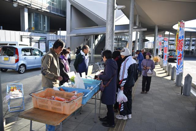 竜王駅南口駅前広場の朝市で沢山の方が買い物している写真