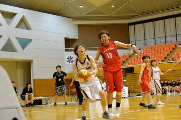 ボールを持っているプレー中の横井美沙キャプテンの写真