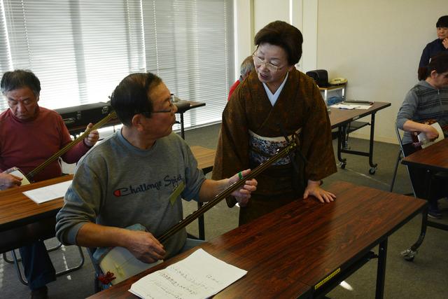 講師に指導を受けている男性の写真