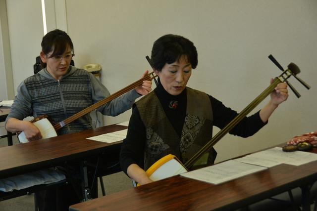 三味線を演奏している女性の写真