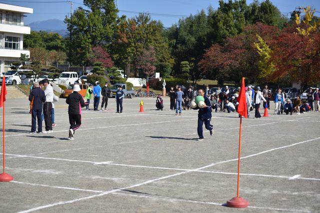 竜王新町大運動会のナイスキャッチの種目でソフトバレーボール3つを抱えて走っている人たちの写真